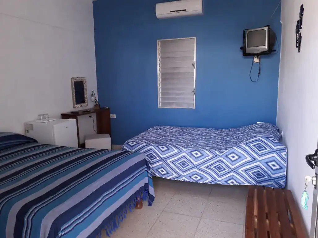 Playa Girón, Ciénaga de Zapata, Matanzas, Cuba. Habitaciones confortables e independientes, con baños privados y capacidad para 4 personas, ubicada en barrio tranquilo. Playa Girón, Cuba. Reservas online, Viacaleta. Room 1.