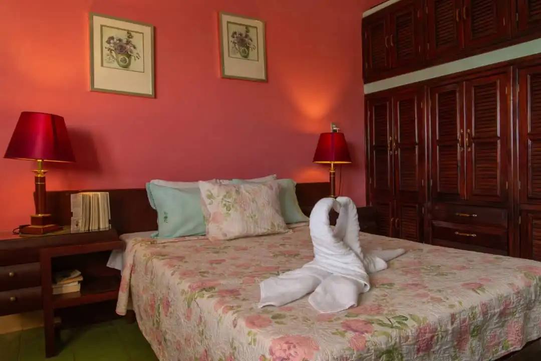 101 altos entre Martí y Julio Jover, Santa Clara. Ofrece habitaciones familiares y terraza. Hay servicio de habitaciones y un salón compartido.. Reservas online, Hostal Hyggelig.