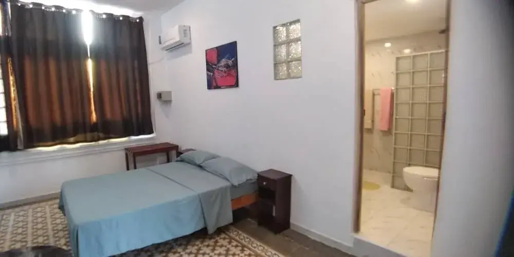 Santiago de Cuba, 90100, Cuba. Es la casa de arrendamiento más céntrica de la ciudad. Rentamos dos habitaciones cada una con su baño privado.. Reservas online, Hostal Anillo Cero, Room 1.