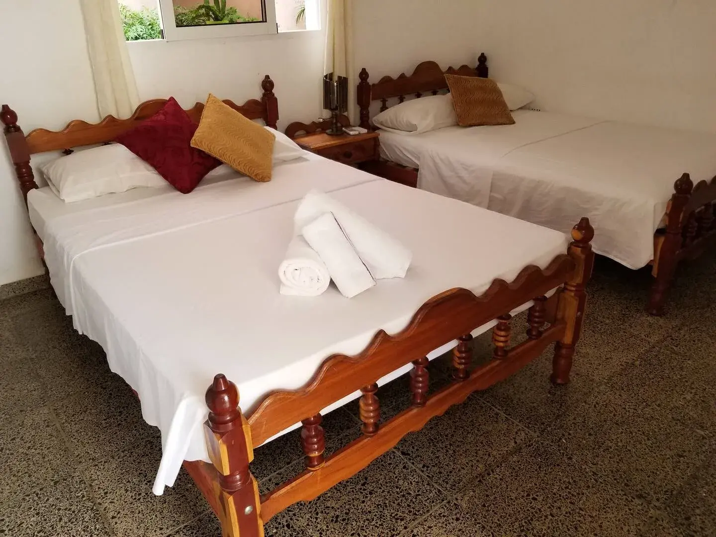 Calle Rafael Trejo, Viñales. abierto 24 horas, una terraza con mesa y sillones, patio grande, todo súper céntrico y a menos de 150 metros de todos los servicios: banco. Reservas online, La prosperidad Habitación 3.