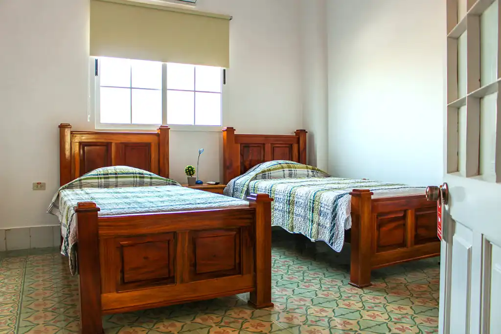 Hostal Habano, Habitación Cohiba en Vedado, La Habana, 10400, Cuba. Todos las habitaciones disponen de terraza, aire acondicionado, zona de comedor y zona de estar con TV de pantalla plana. Hostal Habano.