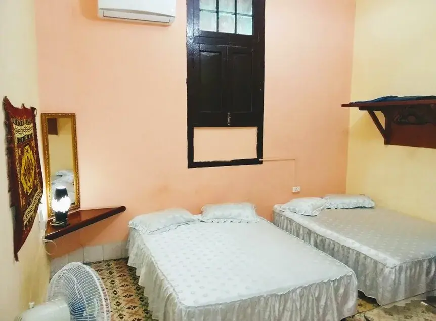 Centro Habana, La Habana 10200, Cuba. La casa está en pleno centro de La Habana cerca de todo, se puede ir caminando a la Habana Vieja o al Vedado.. Reservas online, Habitación Colonial.