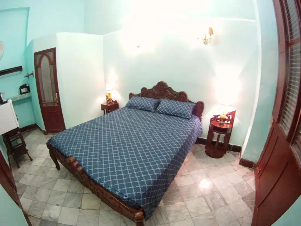 Campanario No. 361 entre San Miguel y San Rafael Centro Habana, La Habana. El cliente puede disfrutar del amplio espacio de la casa que tiene una sala y comedor con columnas y paredes de una altura de más que 5 m. Reservas online, Hostal Casa Havana – Centro Habana Room 3.