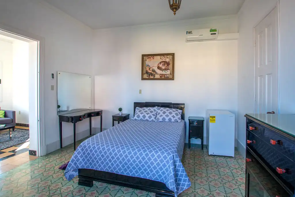 Hostal Habano, Habitación Partagás en Vedado, La Habana, 10400, Cuba. Todos las habitaciones disponen de terraza, aire acondicionado, zona de comedor y zona de estar con TV de pantalla plana. Hostal Habano.