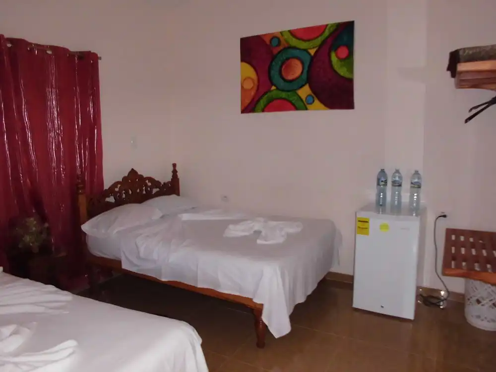 Viñales, Pinar del Rio, Cuba. alojamientos, con acceso por pasillos exteriores y minibar. Las habitaciones con patio y mobiliario.. Reservas online, Casa Jorge y Ana Luisa Habitación 1.
