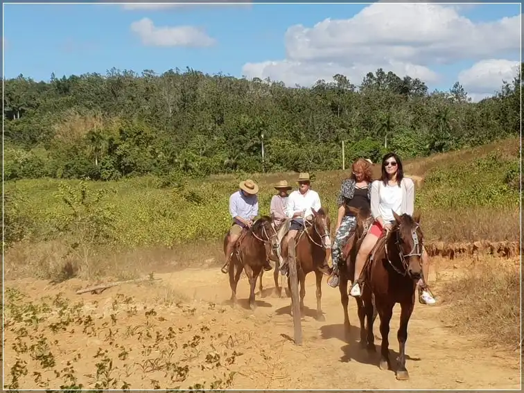 Viñales, Pinar del Rio, Cuba. Vive una experiencia a caballo por el Valle Viñales. El recorrido se trata, nada más de intercambiar con los campesinos locales.. Reservas online, Vive una experiencia a caballo por el Valle Viñales.