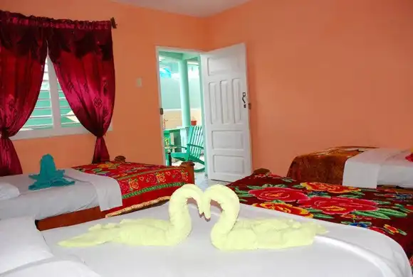 Viñales, Pinar del Rio, Cuba. Ofrece acceso a espacios comunes como la sala, comedor, cocina y terraza superior con vistas a parte del valle.. Reservas online, Casa Reynaldo Y Odalys.