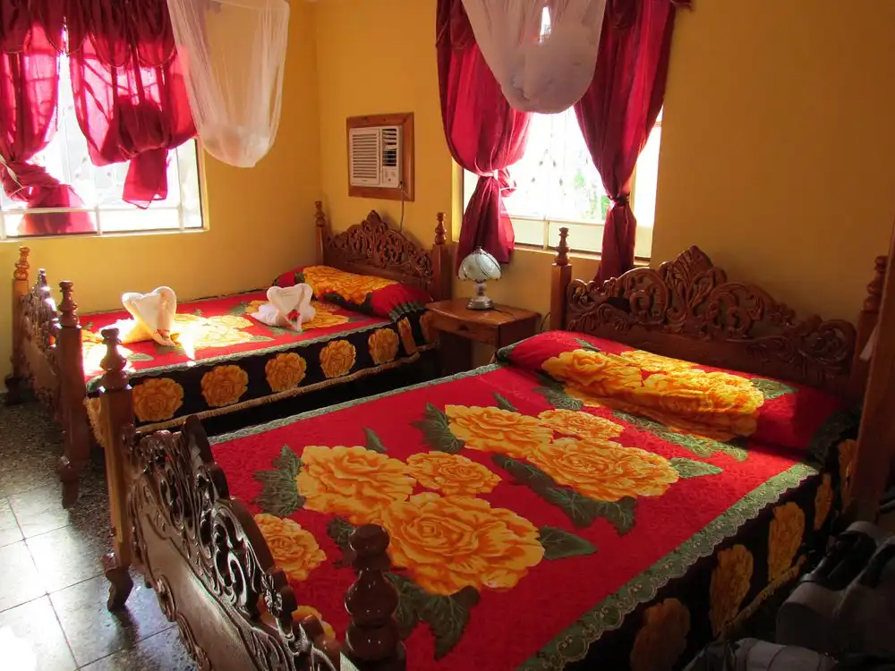 Viñales, Pinar del Rio, Cuba. alojamientos, con acceso por pasillos exteriores y minibar. Las habitaciones con patio y mobiliario.. Reservas online, Casa Jorge y Ana Luisa Habitación 3.