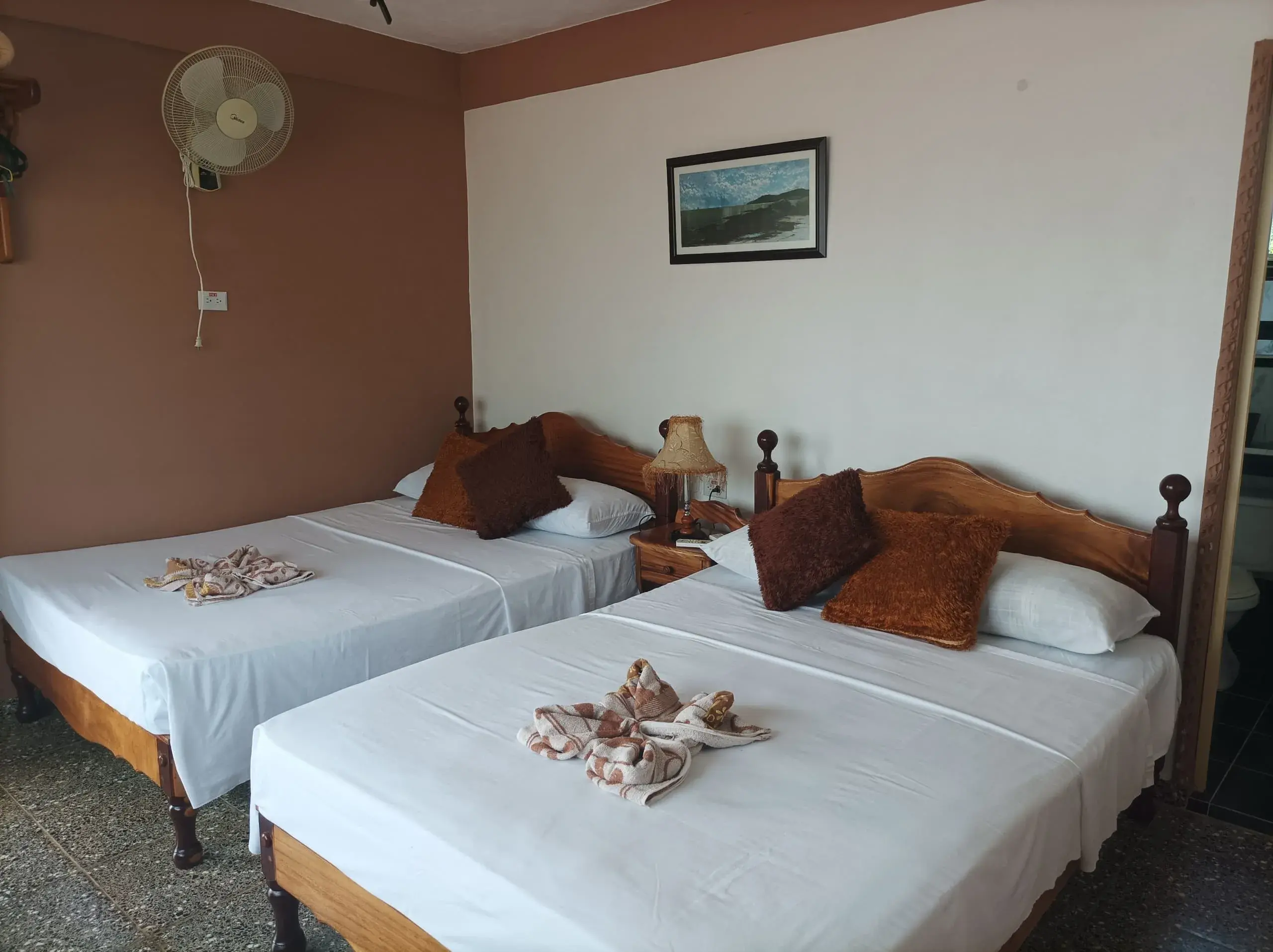 Calle Adela Azcuy Norte #13F.Barrio La Pelota Viñales Pinar del Rio. Usted puede disfrutar de la gran variedad de atracciones turísticas de Viñales. Reservas online, Casa Lourdes y Reinaldo Room 3.