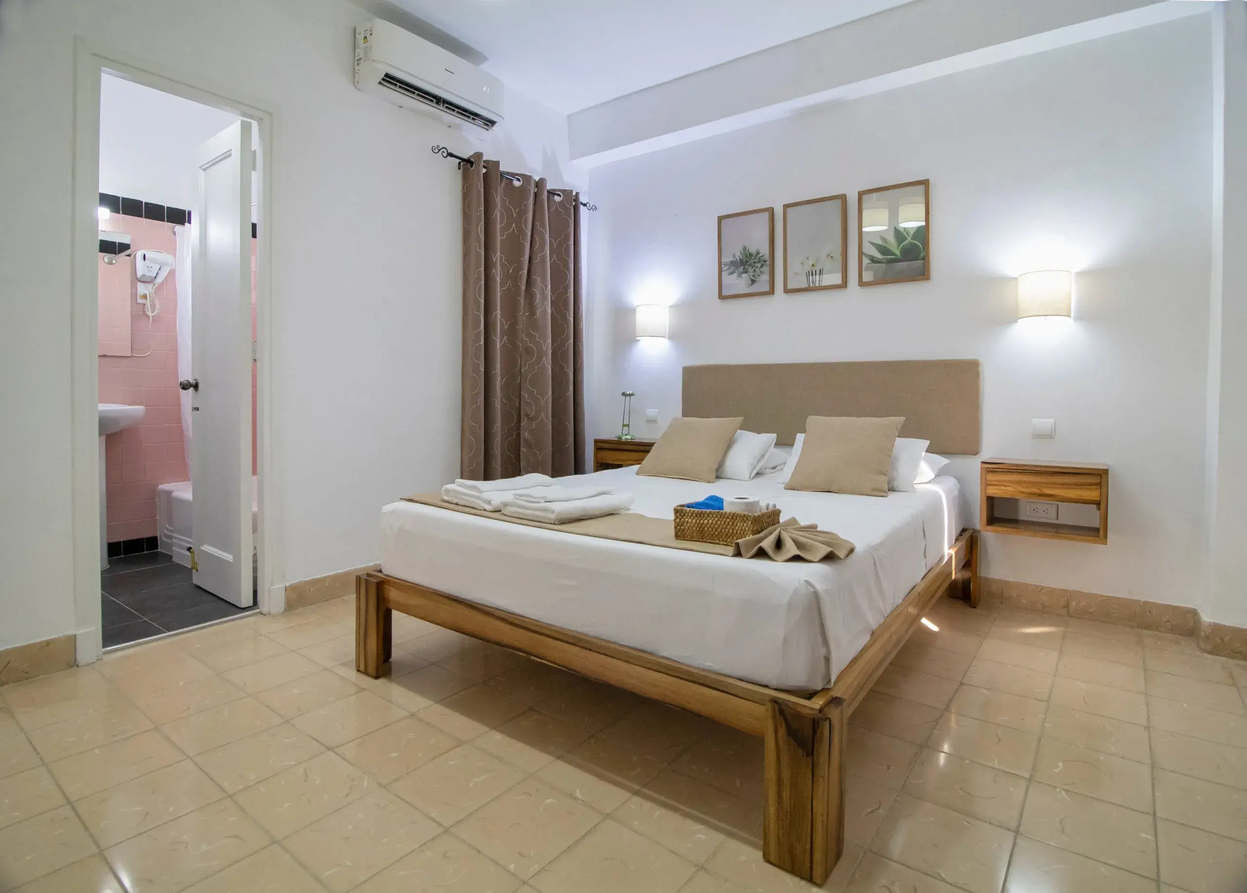 Apto 61, entre Villegas y Aguacate Habana Vieja. Muy cerca del Capitolio, del Parque Central, de la Plaza Vieja y de la Plaza de la Catedral.. Reservas online, Habana Sweet Home Room 1.
