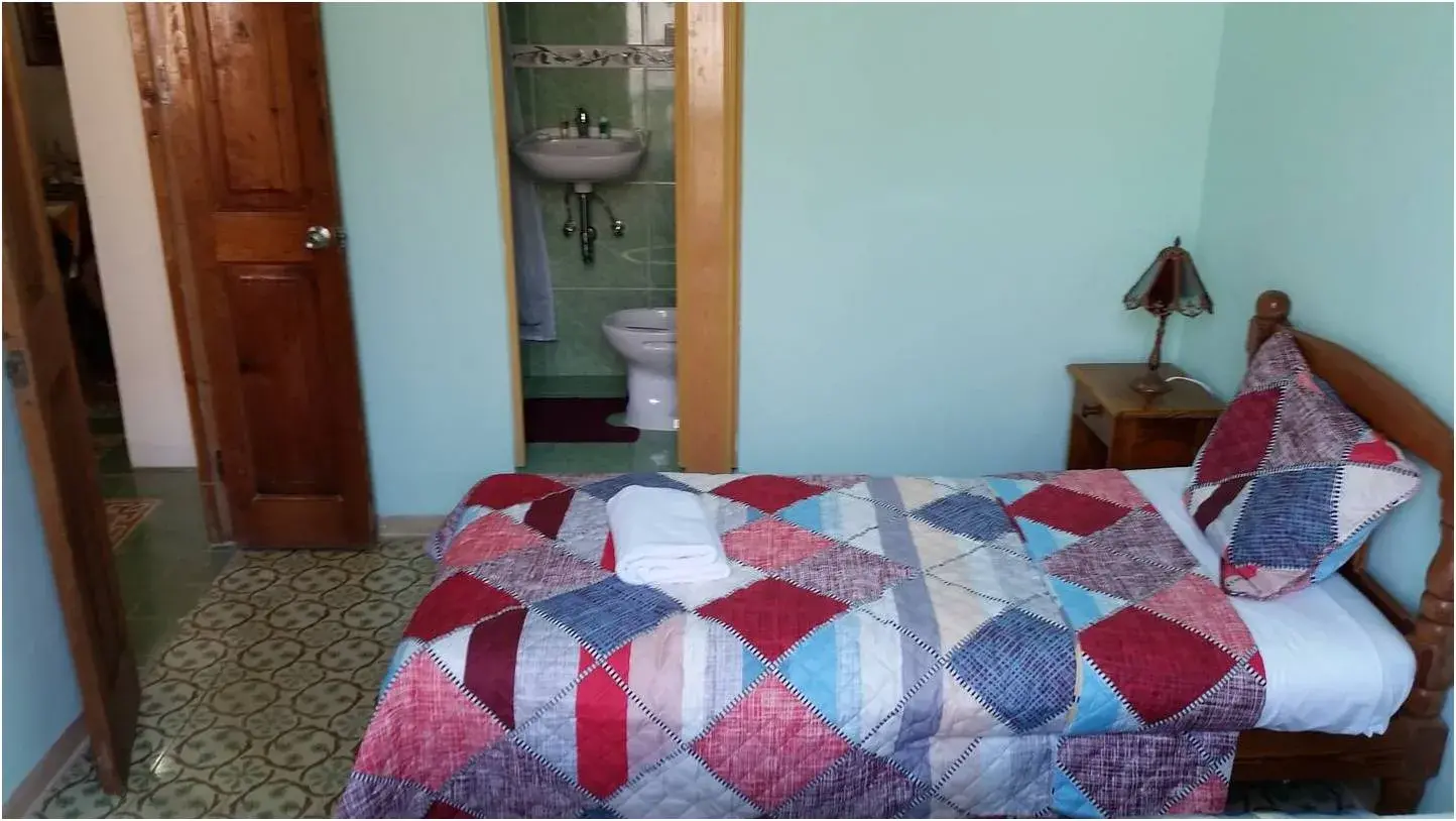 Hostal Balcones Villegas Room 2 en Habana Vieja, La Habana, 10100, Cuba. Un acogedor apartamento estilo colonial (construido en el año 1926 y recién reformado manteniendo su estilo..