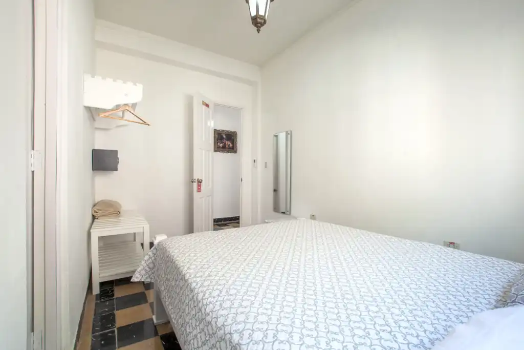 Hostal Habano, Suite Romeo y Julieta en Vedado, La Habana, 10400, Cuba. Todos las habitaciones disponen de terraza, aire acondicionado, zona de comedor y zona de estar con TV de pantalla plana. Hostal Habano.