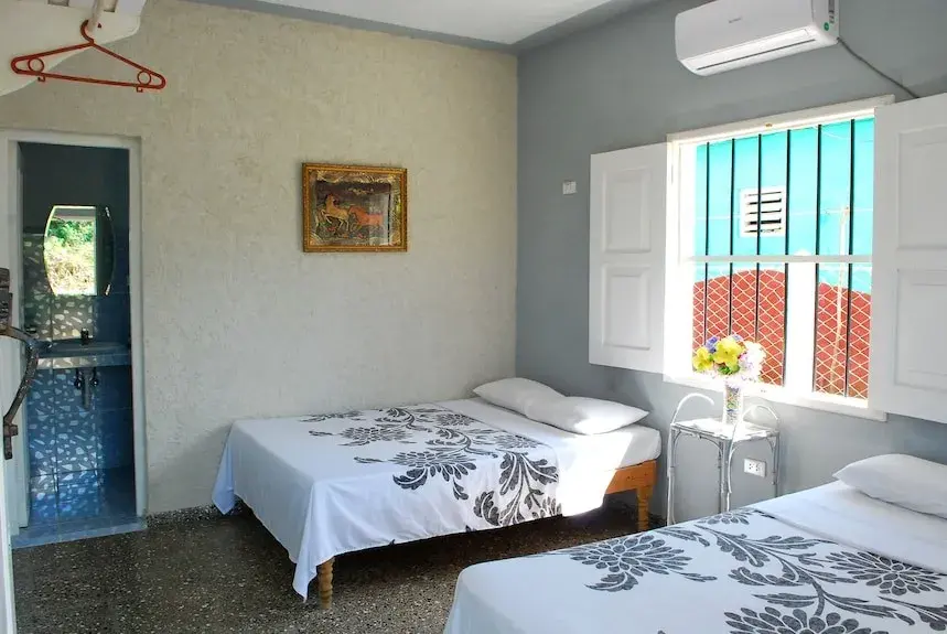 Calle C,#13,entre primera y tercera Reparto La Carbonera Viñales Pinar del Rio. Contamos con cuatro habitaciones dispuestas para alquiler, que exhiben altos estándares de confort y funcionalidad.. Reservas online, Casa Los Canelos Room 1.