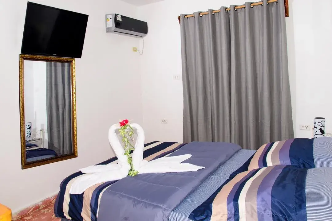 Reparto Costa Azul, Boca de Camarioca, Cuba. Casa de huéspedes para fumadores dispone de café o té en las zonas comunes, una nevera en una zona común y servicio de tintorería.. Reservas online, Hostal Ciro y Lourdes Room 1.
