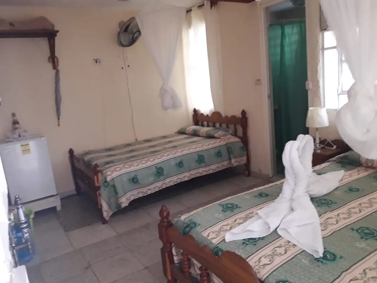 Calle Salvador cisneros , Viñales Pinar del Río. Casa muy tranquila a 5 minutos del centro con habitaciones independientes piscina, vista a las montañas.. Reservas online, Casa Leibys y papito el zapatero Room 3.