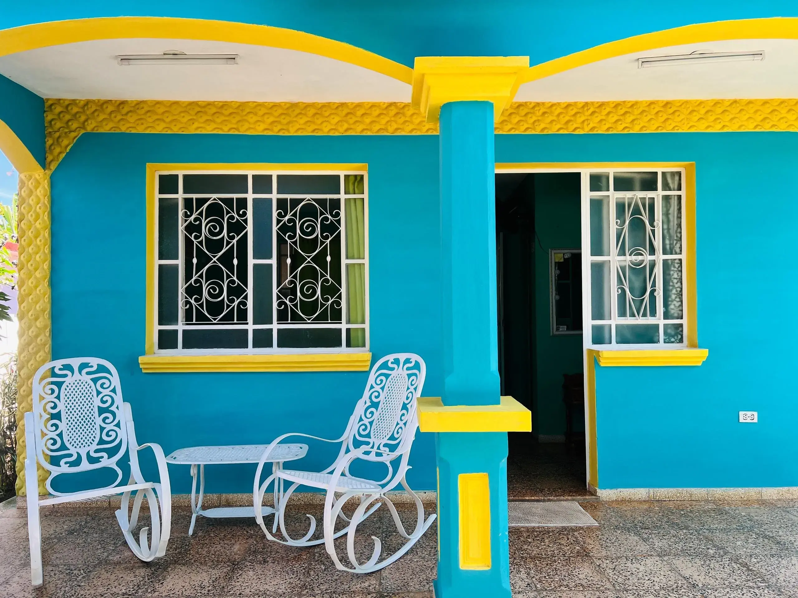 Viñales, 22400, Pinar del Rio, Cuba. Tenemos wifi gratis , y cocina independiente (opcional) Vistas a las montañas y al jardín. Reservas online, Casa Laura y Lian.