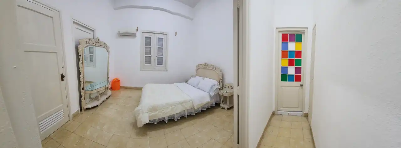 Calle J entre 21 y 23 # 461 Plaza de la Revolución, ubicado en el centro del Vedado, una de las zonas más modernas de la ciudad.. Reservas online, Hostal aposento alto Room 1.
