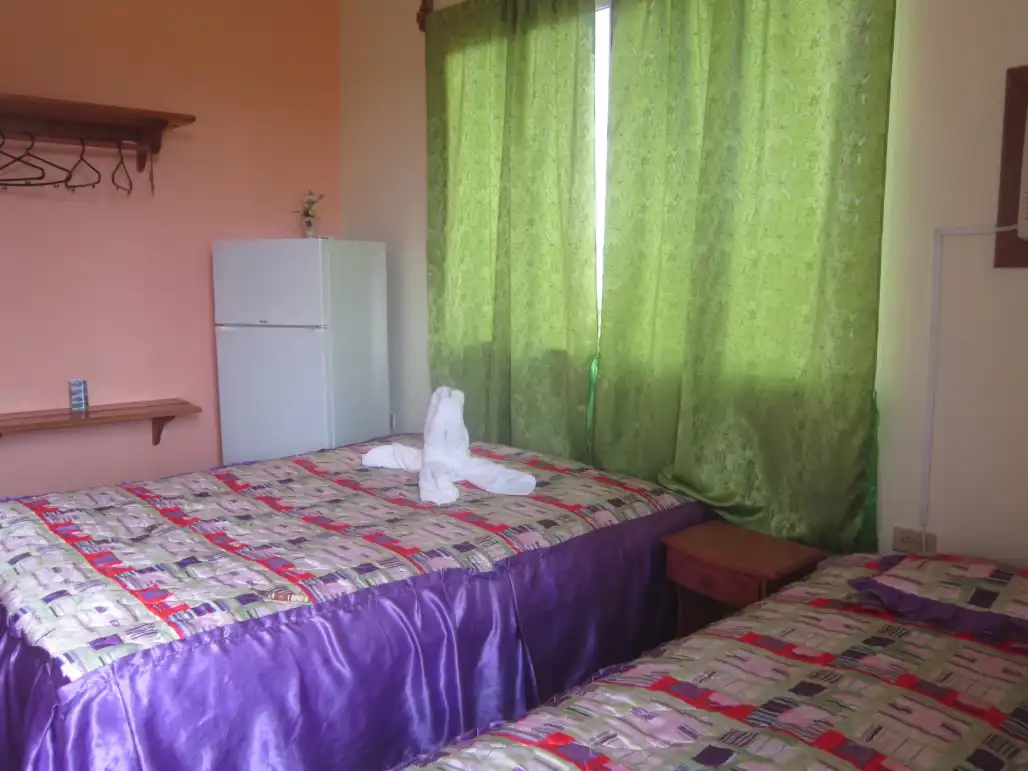 Playa Larga, Ciénaga de Zapata, Matanzas, Cuba. Tres confortables habitaciones independientes con camas matrimoniales, oferta de cama personal adicional, baño privado, agua fría y caliente.. Reservas online, Hostal Villa Rosita | Habitación Doble con Desayuno.