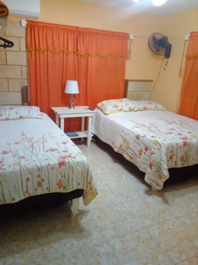 Playa Girón, Ciénaga de Zapata, Matanzas, Cuba. Muchos años de experiencia en el turismo y estarán encantados de ayudarle a que su viaje a Cuba.. Reservas online, Casa Ivette y Niñito Room 1.