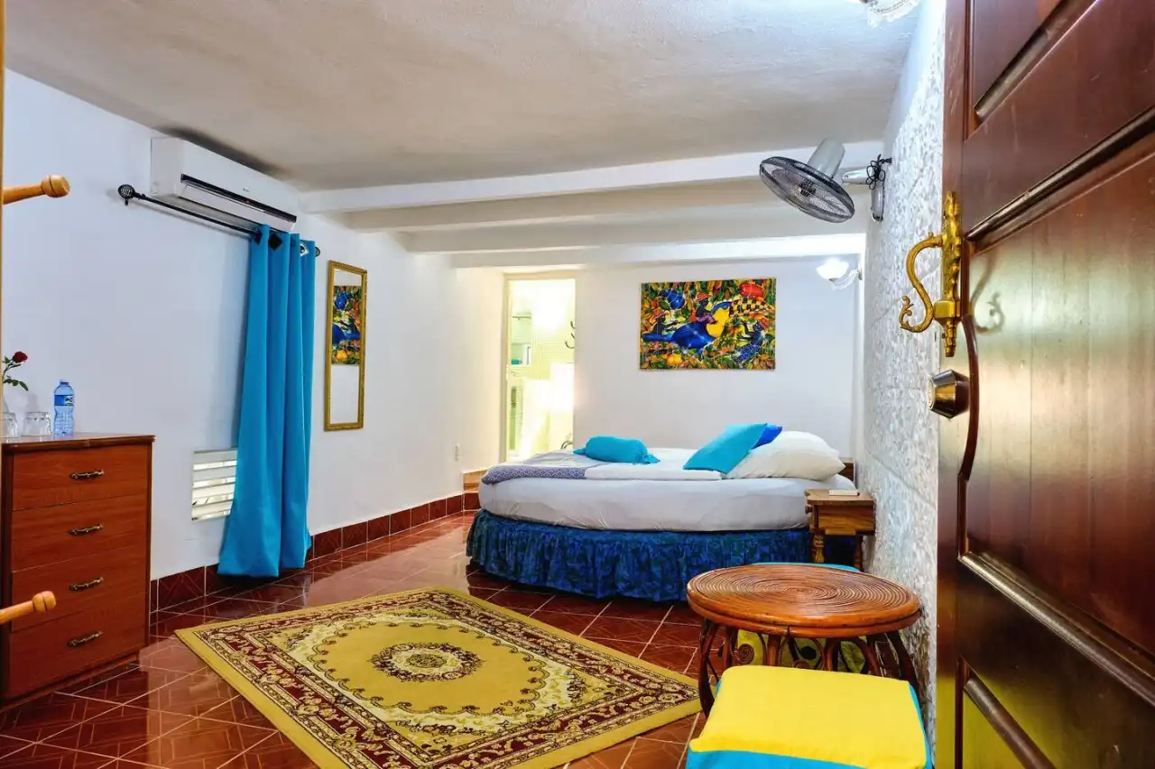 Calle San Nicolas #215 / Virtudes y Concordia, Centro Habana. Cuba. Anfitriones experimentados te aseguran una estancia memorable. ¡Reserva ahora y vive lo mejor de La Habana. Reservas online, Casa San Nicolas 215 Room 2.