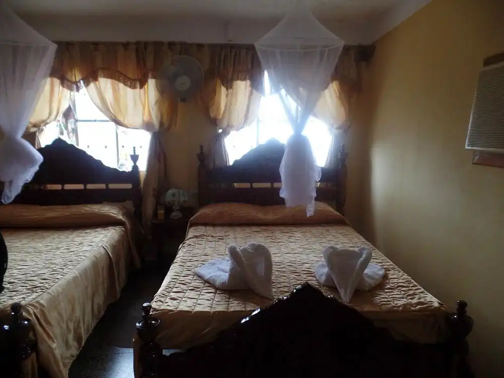 Viñales, Pinar del Rio, Cuba. alojamientos, con acceso por pasillos exteriores y minibar. Las habitaciones con patio y mobiliario.. Reservas online, Casa Jorge y Ana Luisa Habitación 2.