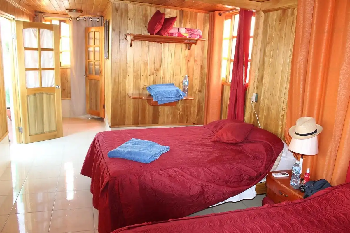 Playa Larga, Ciénaga de Zapata, 43000, Matanzas, Cuba. Casa de tres plantas con 7 habitaciones y 4 de rentas con baños independientes para cada habitación en la planta baja hay una habitación con acceso a limitados.. Reservas online, Casa Frank.