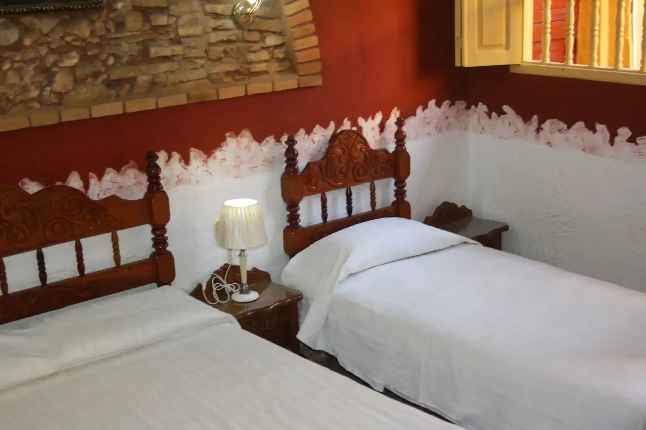Calle Maceo # 457. Entre Francisco Javier Zerquera y Simón Bolívar, Trinidad. Esta casa fue construida en 1850, el ambiente tiene dos amplias salas, patio con vegetación.. Reservas online, Hostal Graciela y Mario 2 Room.