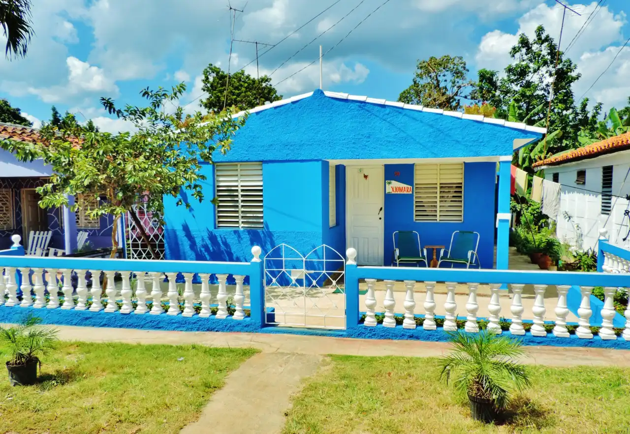 Viñales, Pinar del Rio. Cuba. La casa está ubicada en el tercera paralela de la calle principal del pueblo, cuenta con un amplio patio. Reservas online, Casa Xiomara y Chicho.