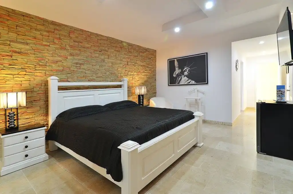 Villa Cristina, Room 1 en Miramar, Playa, La Habana, 11300 Cuba. Ofrece vistas a la piscina, piscina al aire libre, bar y jardín, a 13 km de La Bodeguita del Medio..