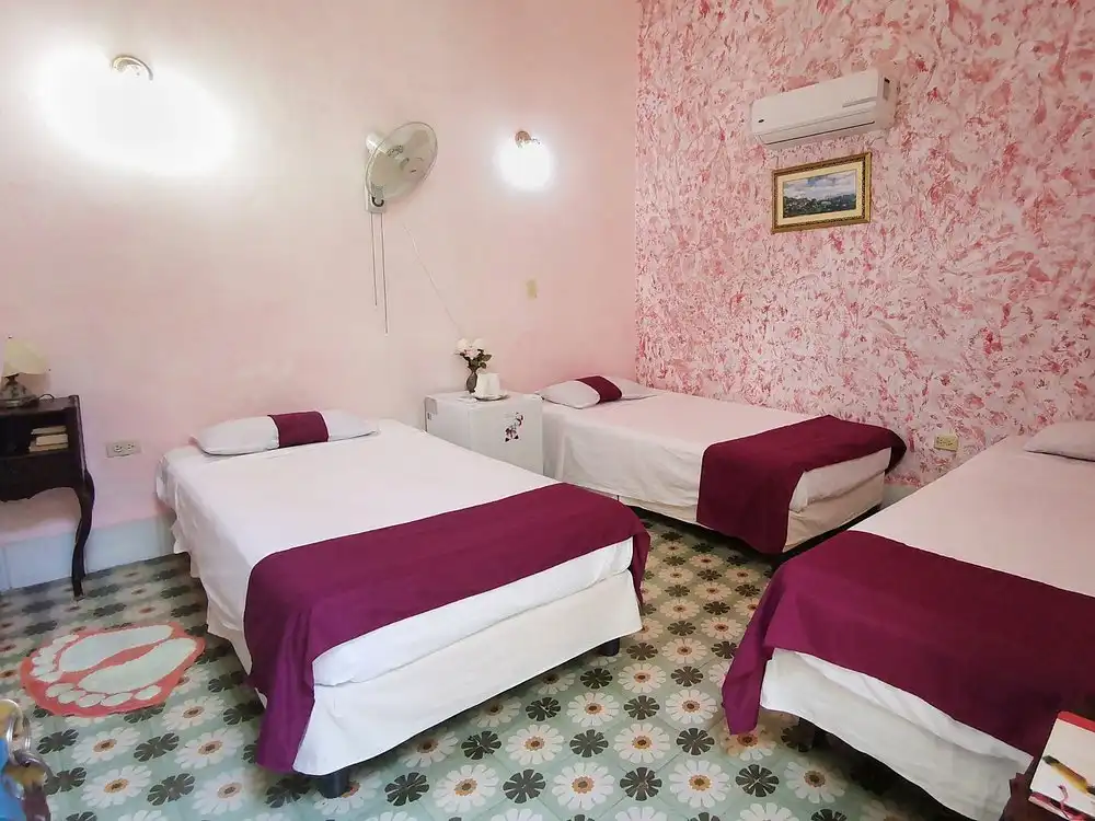 Teniente Rey. Habana Vieja, Cuba. 3 habitaciones, baños privados. Ubicado en el centro histórico de la Habana Vieja, a 100 metros de el Capitolio.. Reservas online, Albergue de Raquel Triple 2.
