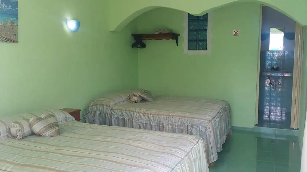Playa Larga, Ciénaga de Zapata, 43000, Matanzas, Cuba.  Cada habitación tiene 2 camas dobles. Los huéspedes de la casa podrán disfrutar de 2 hermosas terrazas. Reservas online, Hostal villa plata tropical. Room 2.
