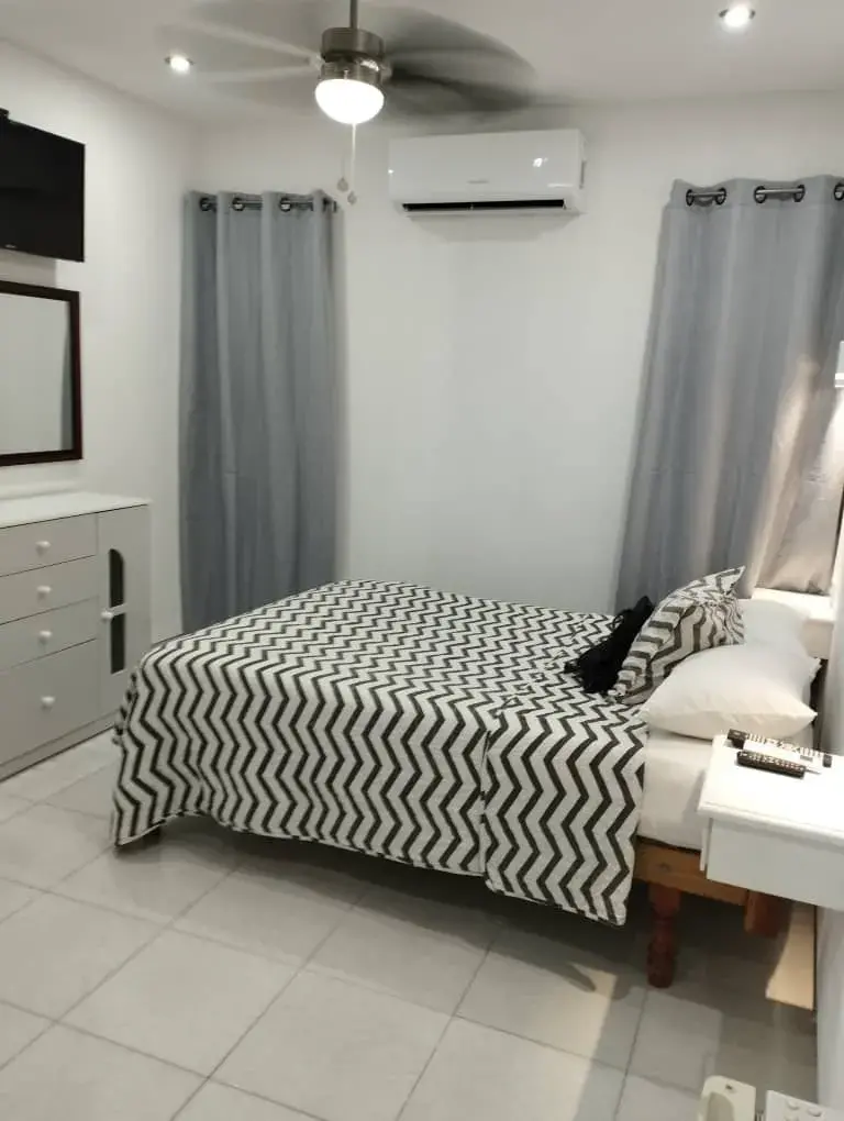 Holguín, 80100, Cuba. Cada habitación tiene entrada privada, un baño privado también, una cocina con todo para cocinar.. Reservas online, Hostal Gina y Francis, Habitación #2- 1ra planta.