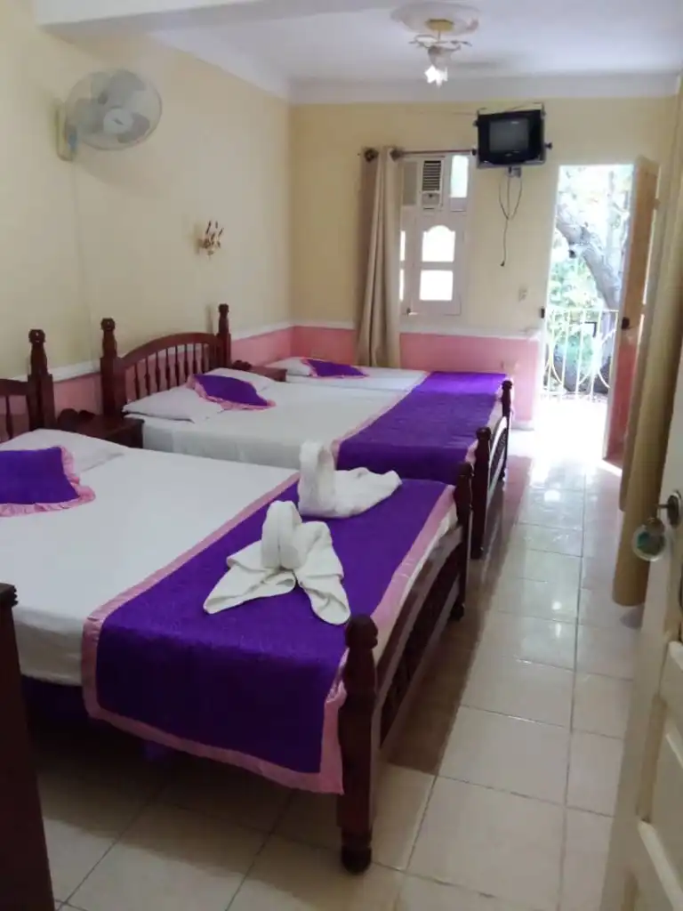 Hostal el Oasisabel, Habitación Rosa en Trinidad, Sancti Spíritus, 62600, Cuba. Rodeado de naturaleza, le brinda unos hermosos jardines donde puede disfrutar de la sombra y frescura de sus arboles..