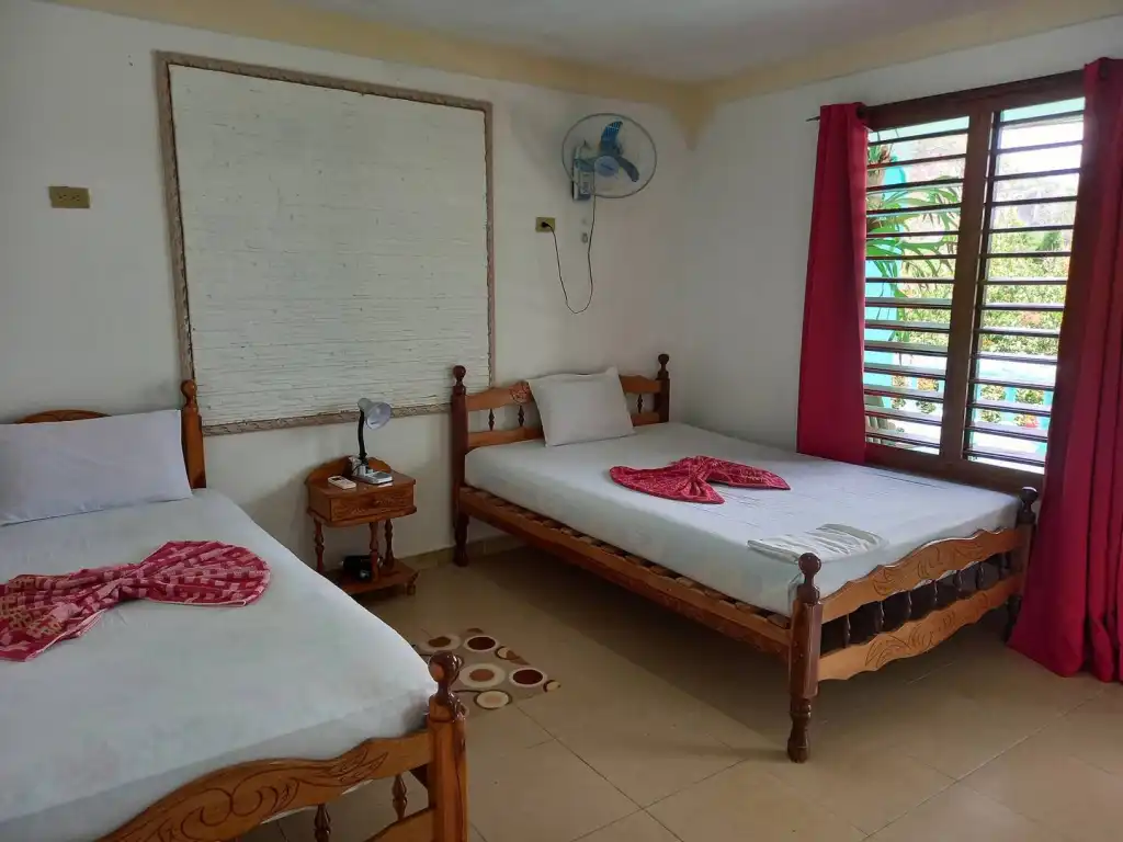 Viñales, 22400 Pinar del Rio. Cada habitación posee baño privado y servicio de agua fría y caliente las 24 horas, ofrecemos wifi gratis. Reservas online, Casa Leyanis y Jesus, (Room. 6).