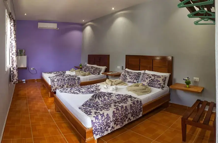 Desengaño y Rosario Trinidad, Sancti Spíritus. El alojamiento ofrece masajes de los tejidos profundos y otros servicios de spa, ¡date un capricho.. Reservas online, Hostal Doña Cristina, Habitación Roja.