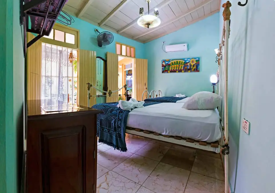 Trinidad, Sancti Spíritus, 62600, Cuba. Posee sus muebles antiguos y su simple y sobria decoración, está en perfecta consonancia con la construcción del inmueble.. Reservas online, Hostal Sarahi Santander Soler.