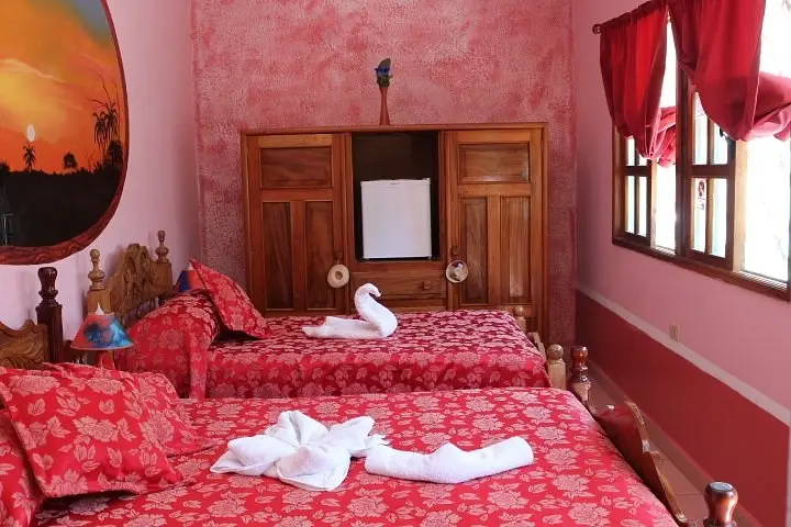 Desengaño y Rosario Trinidad, Sancti Spíritus. El alojamiento ofrece masajes de los tejidos profundos y otros servicios de spa, ¡date un capricho.. Reservas online, Hostal Doña Cristina, Habitación Azul.