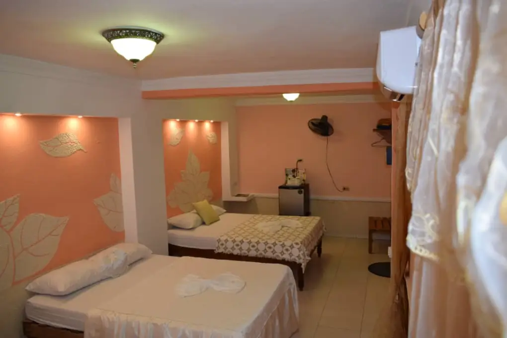 . Reservas online, Hostal El Tyty, (Room 1).