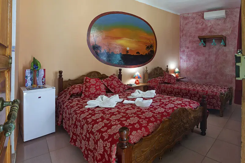 Hostal Doña Cristina de Anita y Manuel, Habitacion Triple Roja