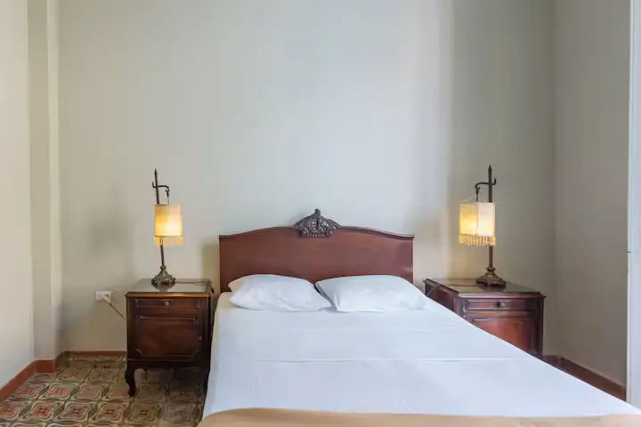 En Habana Vieja, La Habana, 10100, Cuba. Casa restaurada manteniendo su aspecto Colonial de la época del 1920. Se ubica en un primer piso., Te esperamos, visítanos descubre todos los servicio que te esperan. . Las ofertas particulares mejor calificadas en Cuba.