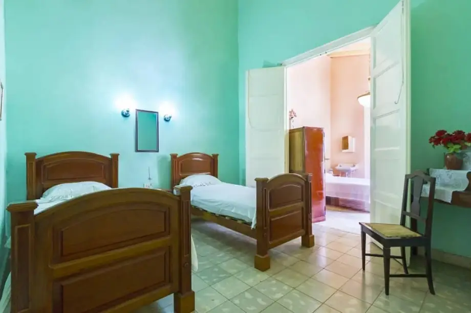 En Ecoflow y panel solar que garantiza alumbrado y uso de ventiladores ,pese a que las habitaciones son frente a un patio, Te esperamos, visítanos descubre todos los servicio que te esperan. . Las ofertas particulares mejor calificadas en Cuba.